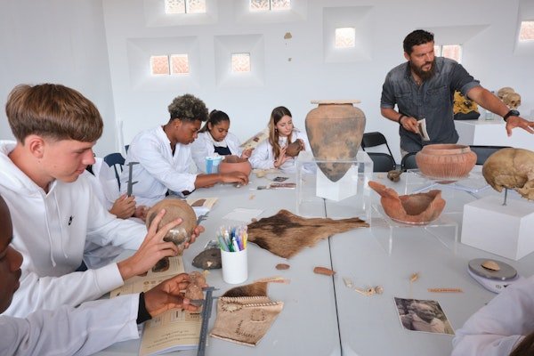 El Museo Arqueológico acerca de los secretos del pueblo majo a jóvenes estudiantes de Fuerteventura